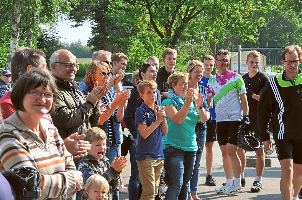 Tosender Applaus für die Athleten: Am Ziel auf dem Parkplatz an der ehemaligen Schwimmhalle gab es den verdienten Lohn für die fast 80 Teilnehmer des Volkstriathlons – auch für Moritz Langehaneberg, den jüngsten Sportler (kl. Bild). Foto: kako 