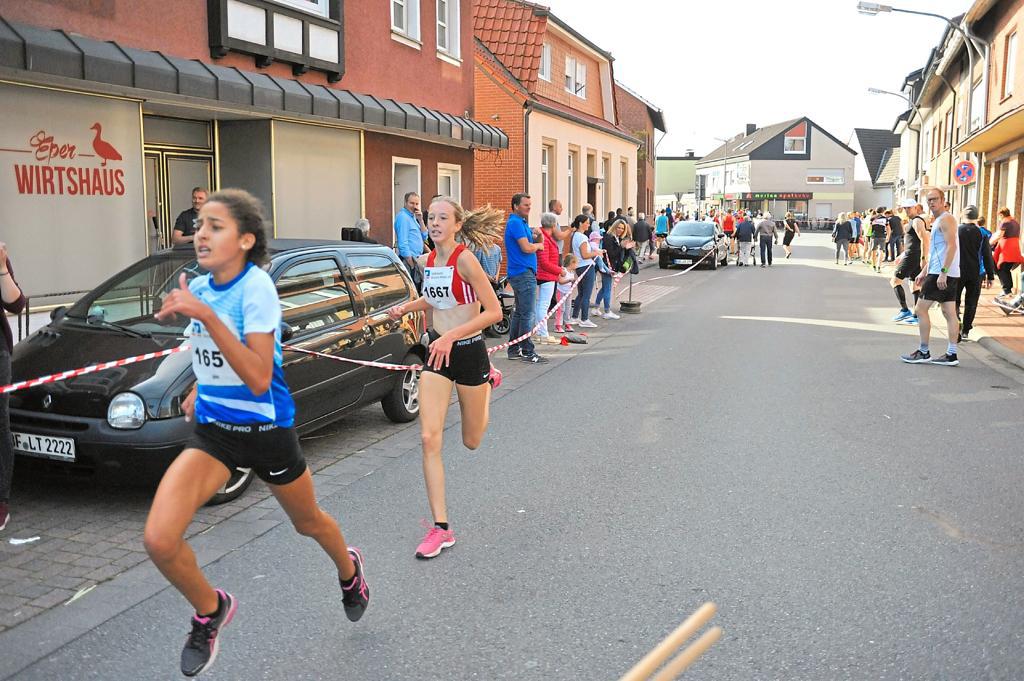 Hunderte Läufer starteten bei besten Bedingungen. Eindrücke vom Handicap- und Bambinilauf sowie den Läufen über 800 m und 2,5 km.